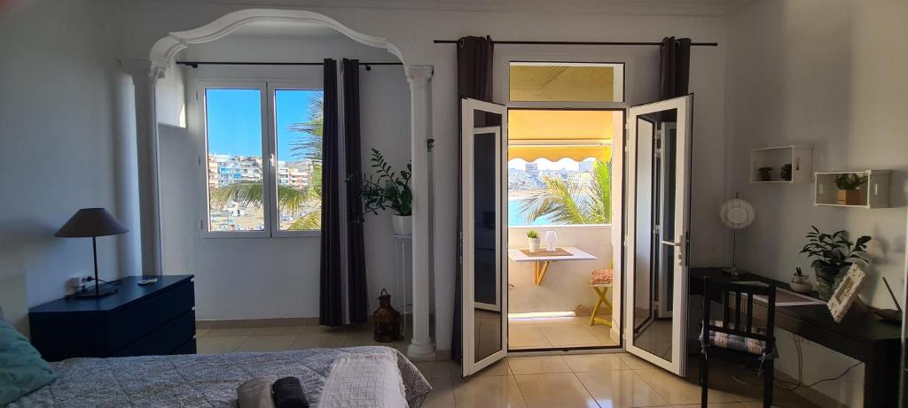 大加那利岛拉斯帕尔马斯Francisco's Holiday Home的卧室设有通往阳台的门