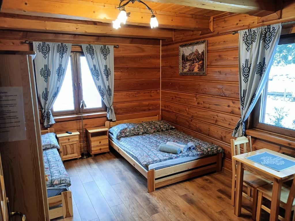 什切尔克uDany Noclegi obok Gondoli的小木屋内一间卧室,配有一张床