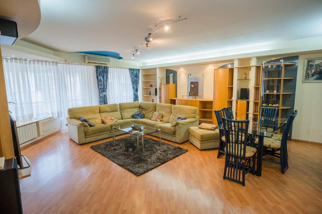 布加勒斯特Artsy 3BR flat in Primaverii - most exlcusive area的客厅配有沙发和桌椅