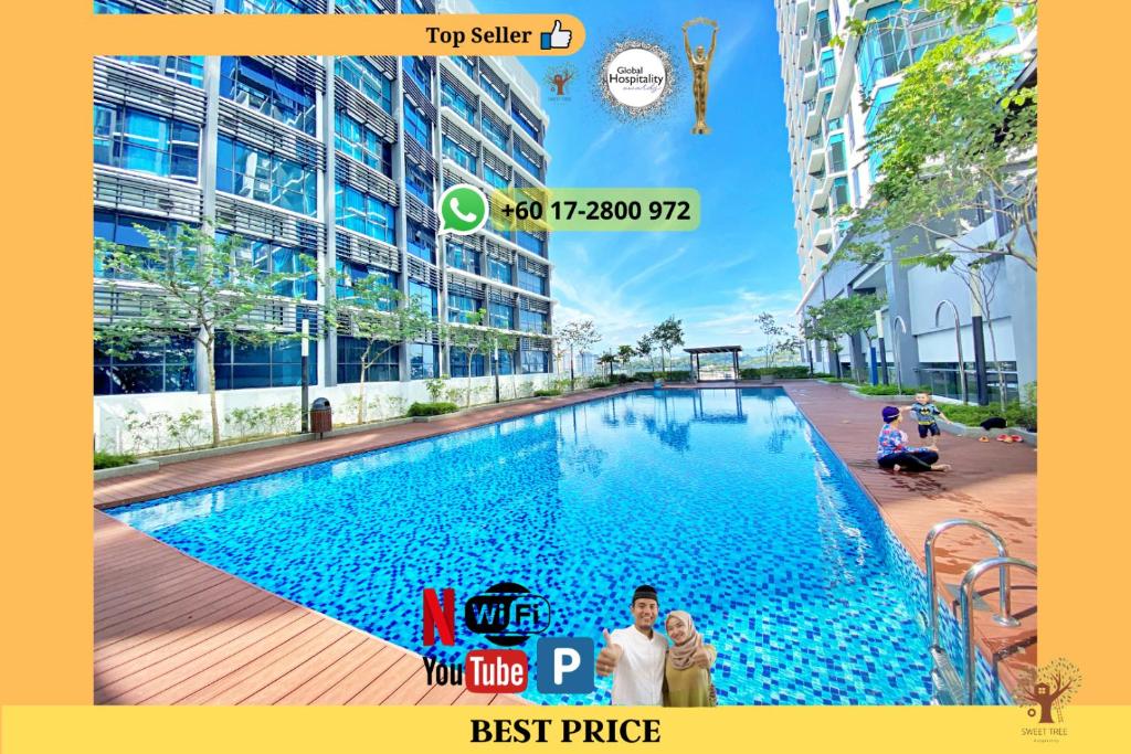 八打灵再也Sweet Tree Homestay Petaling Jaya的大楼中央的大型游泳池