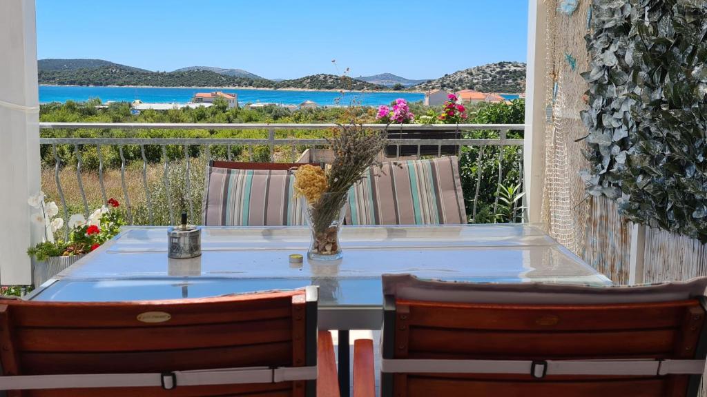 特里班Apartmani Villa Lilliana的一张桌子和椅子,享有海景