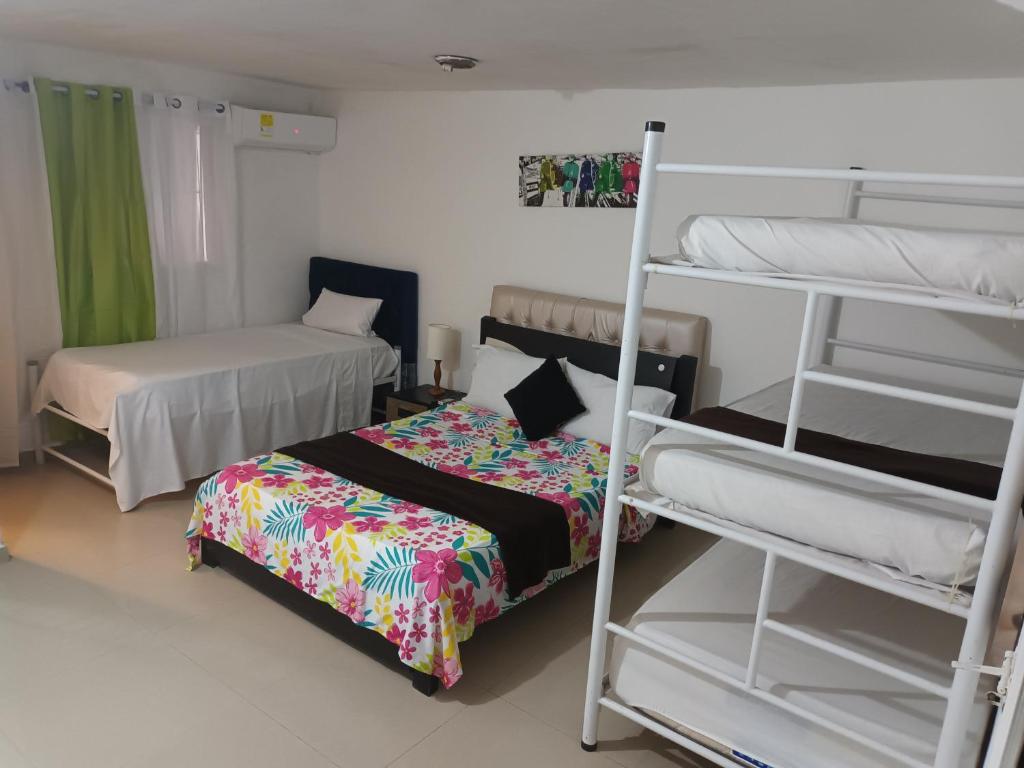巴兰基亚buenavista class的客房设有两张双层床和一张床。