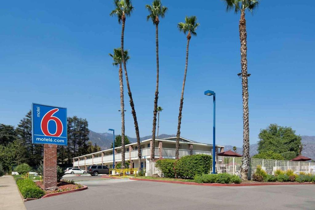 阿卡迪亚洛杉矶6号汽车旅馆 - 阿卡迪亚/帕萨迪纳的一座楼前有棕榈树的酒店