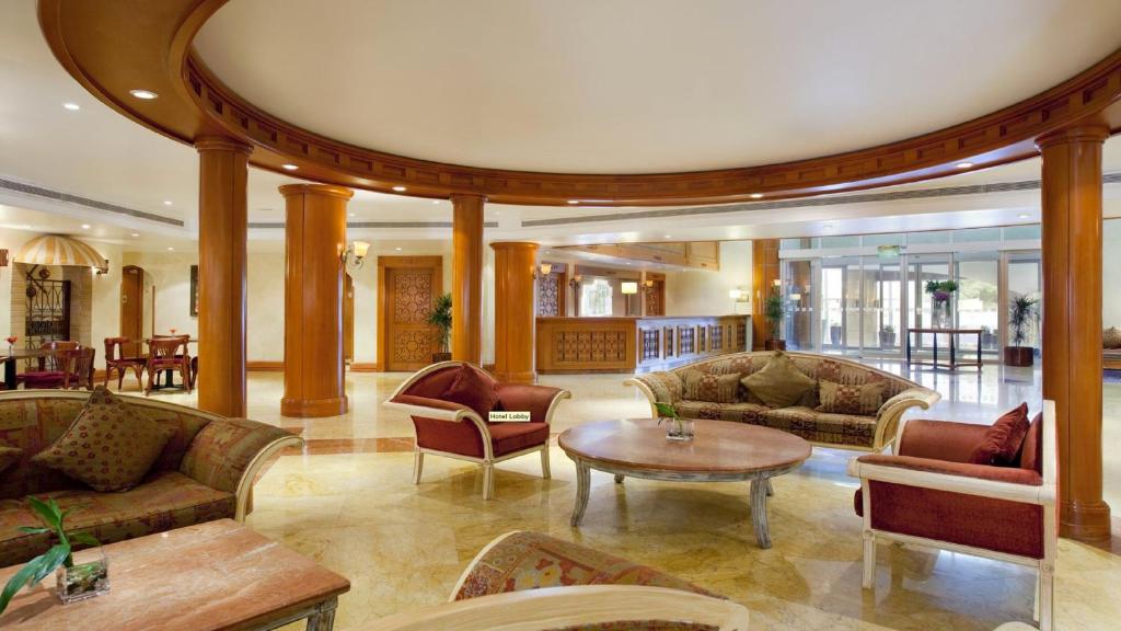 阿可贺巴阿可贺巴假日酒店的大堂配有沙发和桌椅