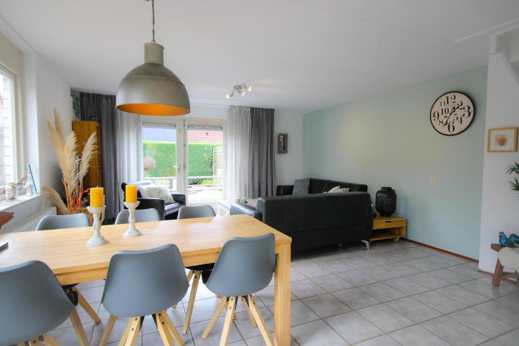 韦默尔丁厄Huisje 11 Wemeldinge的用餐室以及带桌椅的起居室。