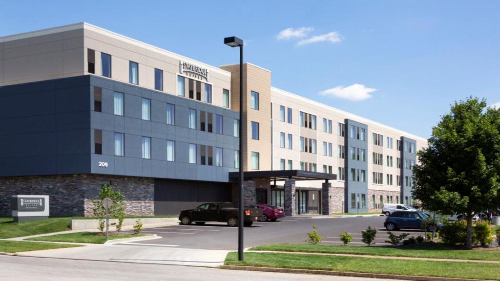 列克星敦Staybridge Suites - Lexington S Medical Ctr Area, an IHG Hotel的前面有停车位的建筑