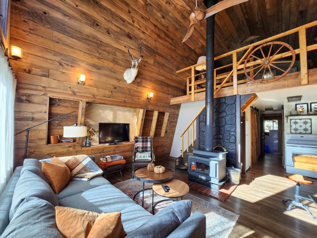 Cozy Cabin Near Bryce and Zion sleeps 4 adults的休息区