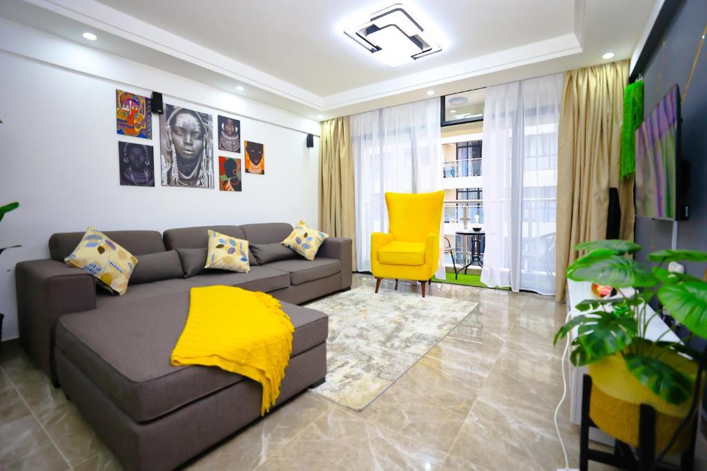 内罗毕Elite Luxury Apartments Kilimani - An Oasis of Serenity and Tranquility的带沙发和黄色椅子的客厅