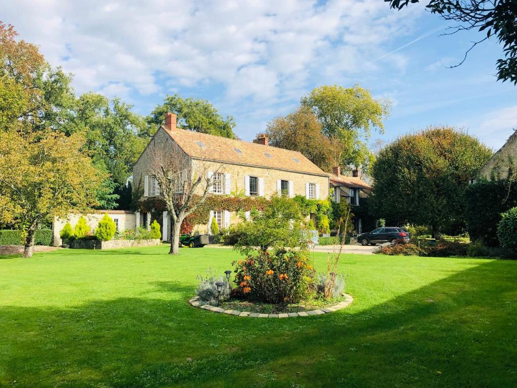 Chailly-en-BièreLa plaine de l'Angelus的一座大房子,设有一座带花园的绿色庭院