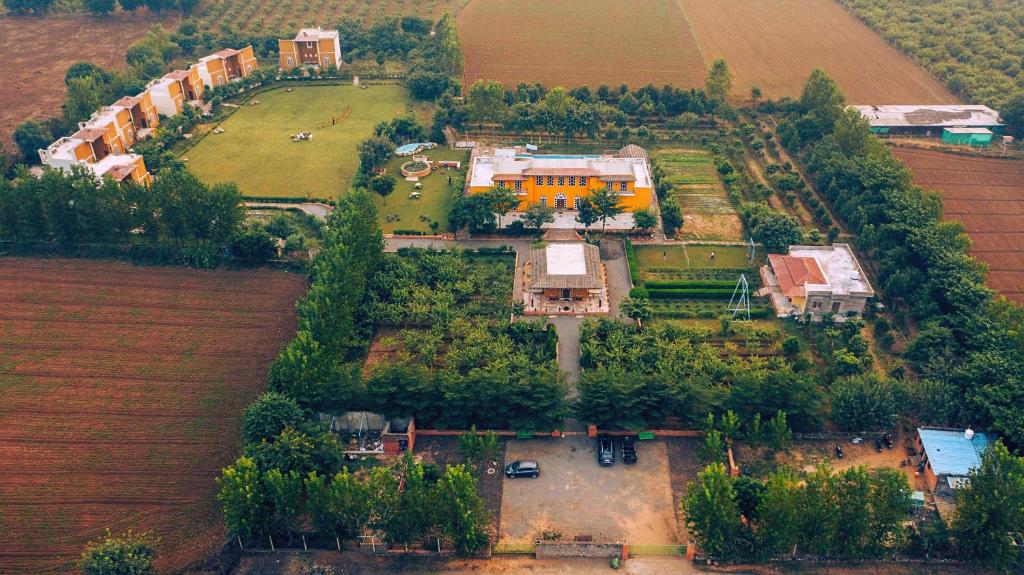 KhilchīpurAnantvan Ranthambore By ShriGo Hotels的田野房屋的空中景观
