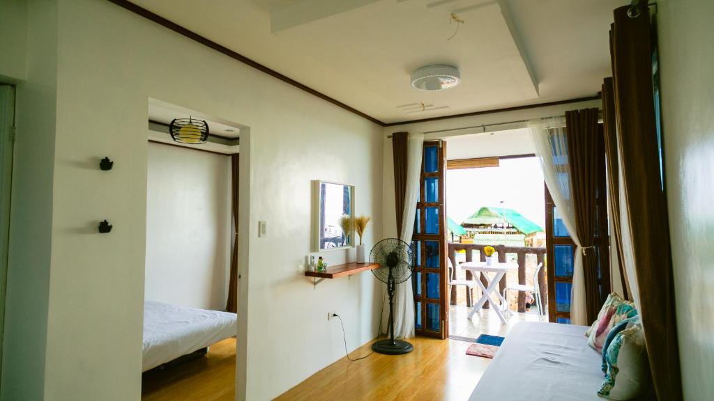 ZambalesSun in Hand Beach Resort的客房设有一张床,享有庭院的景色