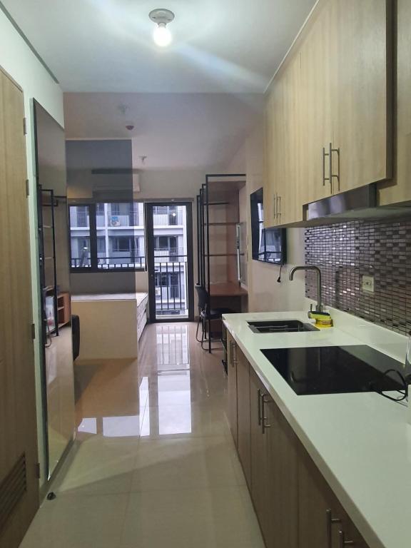 马尼拉Shore 2 residences condominium的厨房配有水槽和台面
