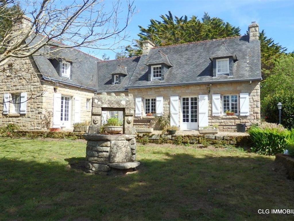 富埃南Maison Fouesnant, 5 pièces, 8 personnes - FR-1-481-47的一座大型石头房子,设有大院子