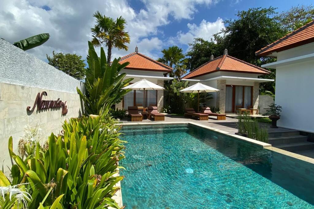 珀尼达岛Nau Nusa Villa的别墅前的游泳池