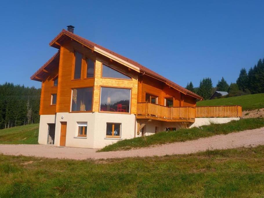 Ban-sur-Meurthe-ClefcyGrand Valtin : chalet écolo 4 étoiles 14 personnes的山顶上的大型木屋