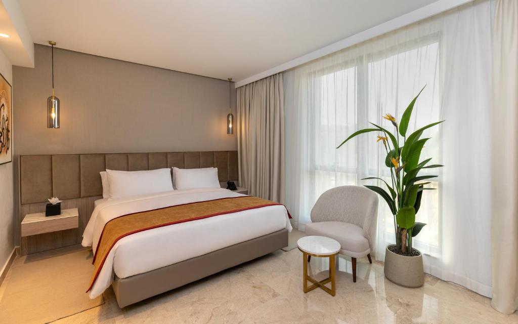 突尼斯Hotel Royal ASBU Tunis的一间卧室设有一张床和一个大窗户