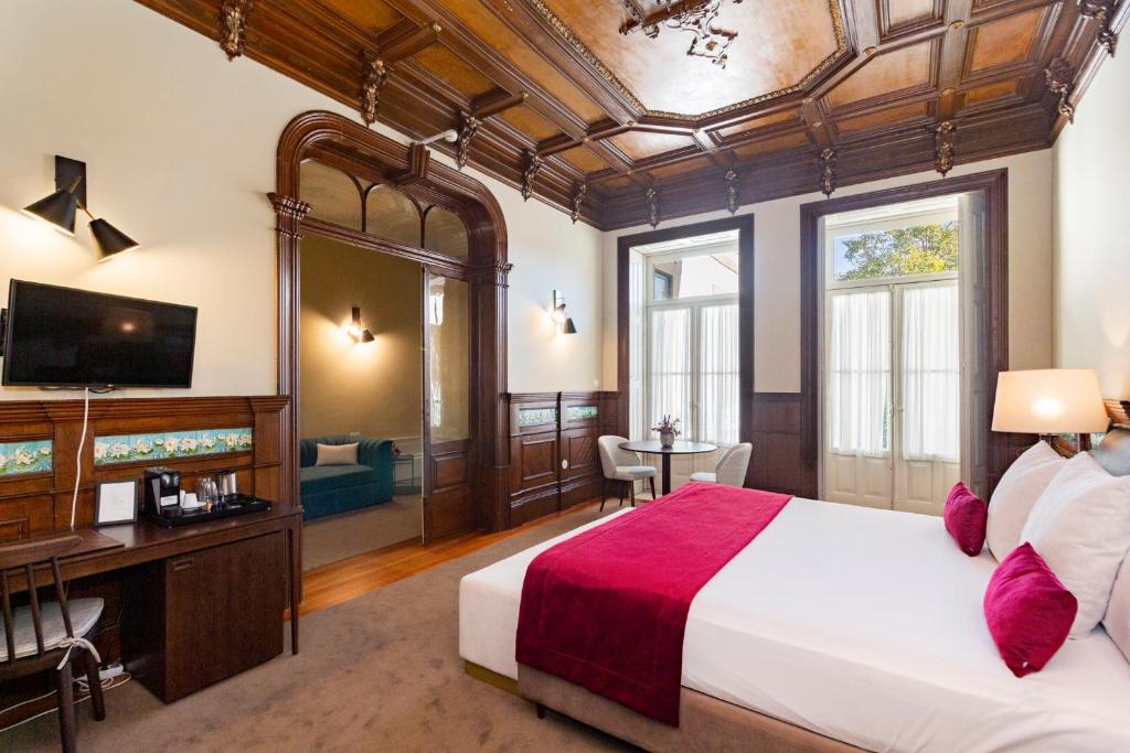 波尔图Marquês Garden House by Olivia的酒店客房设有一张大床和一台电视。
