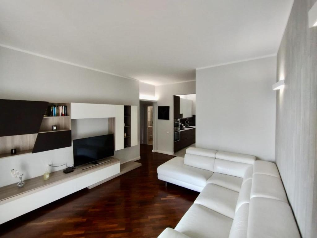 热那亚Elisir Home的客厅配有白色沙发和电视