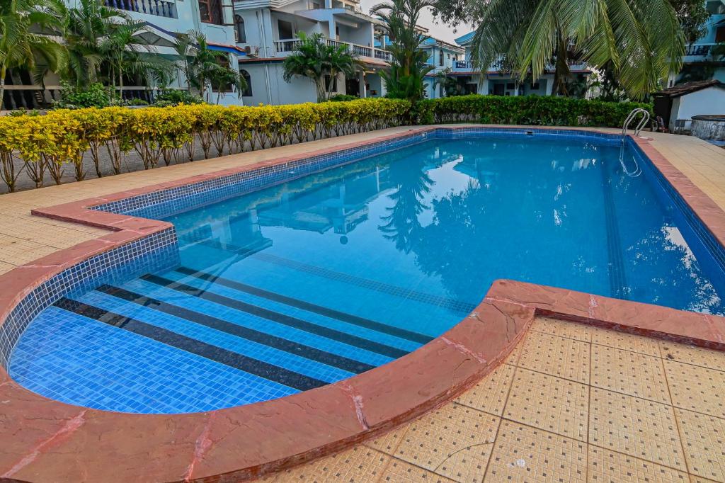 阿伯来GR Stays - Duplex 3bhk Villa With Pool Arpora I Baga Beach 5 mins的蓝色海水大型游泳池