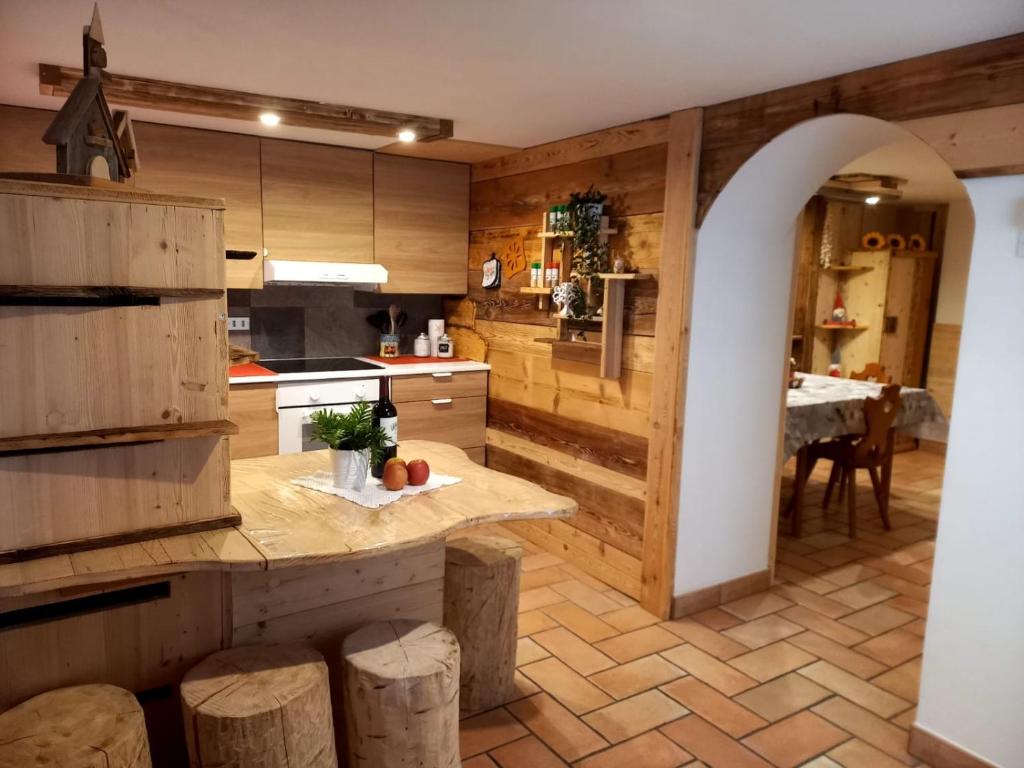 坎皮泰洛迪法萨Botton d'oro的厨房设有木墙和桌子台面