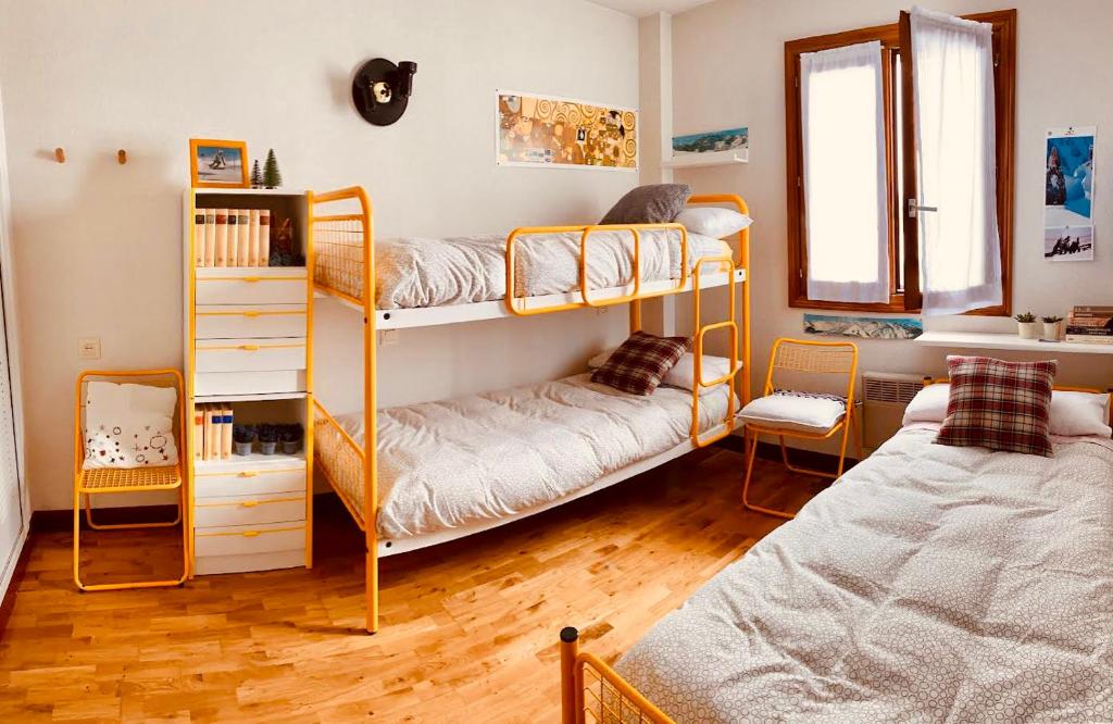 坎丹奇奥Casa Tuca的客房设有两张双层床和一张床。