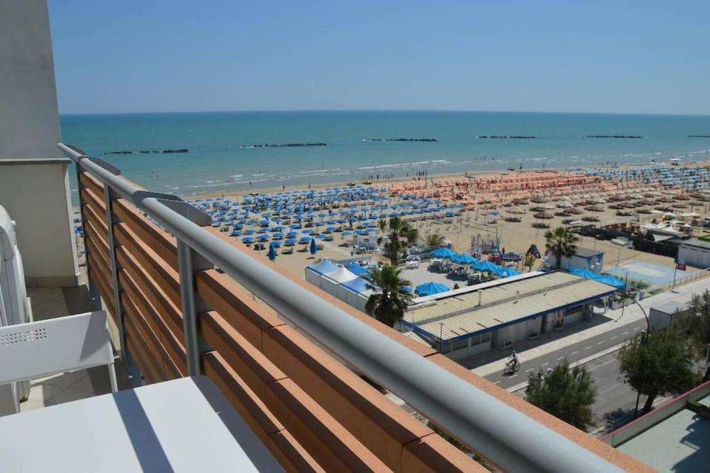 阿布鲁齐的罗塞托APPARTAMENTO SUL MARE的享有海滩和海洋景致的阳台
