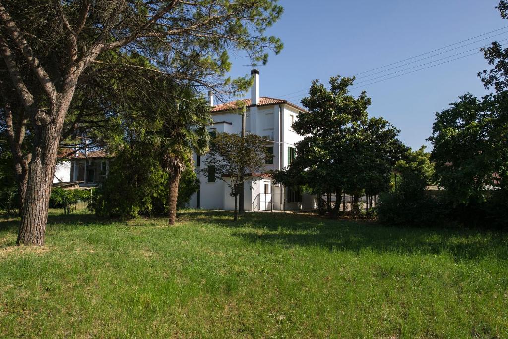 卡奥莱Casa Sincielli的前面有树木的白色房子