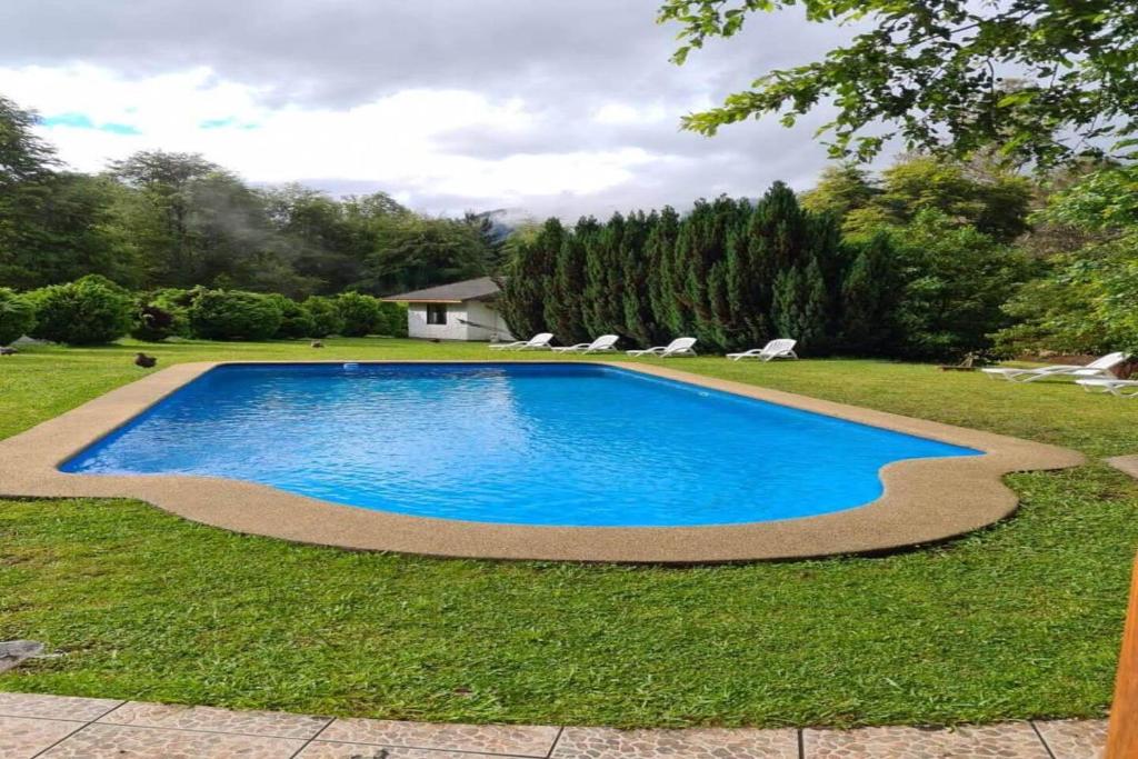 普孔Orillas del Coilaco的庭院中间的游泳池