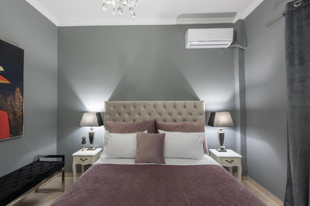 科孚镇Luxury katrinas apartment with outdoor jacuzzi的一间卧室配有一张带2个床头柜的大床