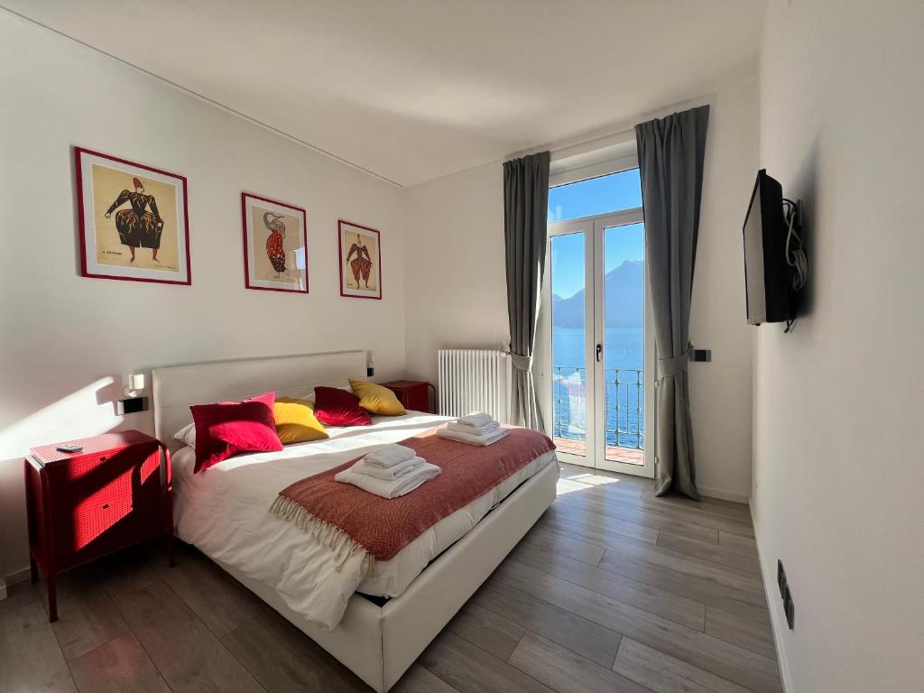 吉法Belvedere 229 Lakeview Apartment的一间卧室配有红色和黄色枕头的床