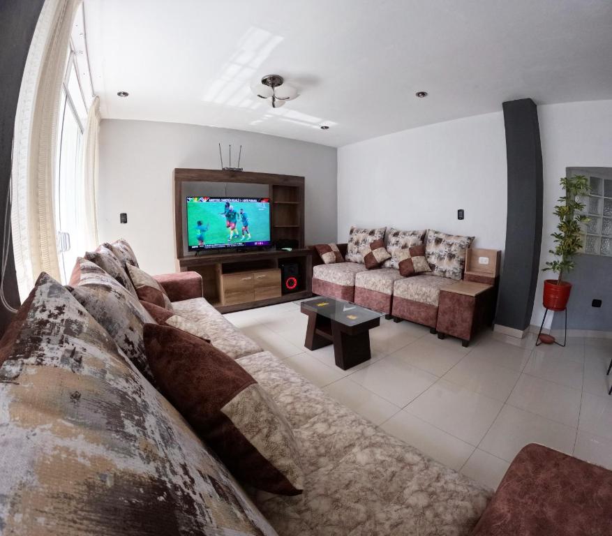 阿雷基帕Departamento amplio y bonito en Arequipa的带沙发和电视的客厅
