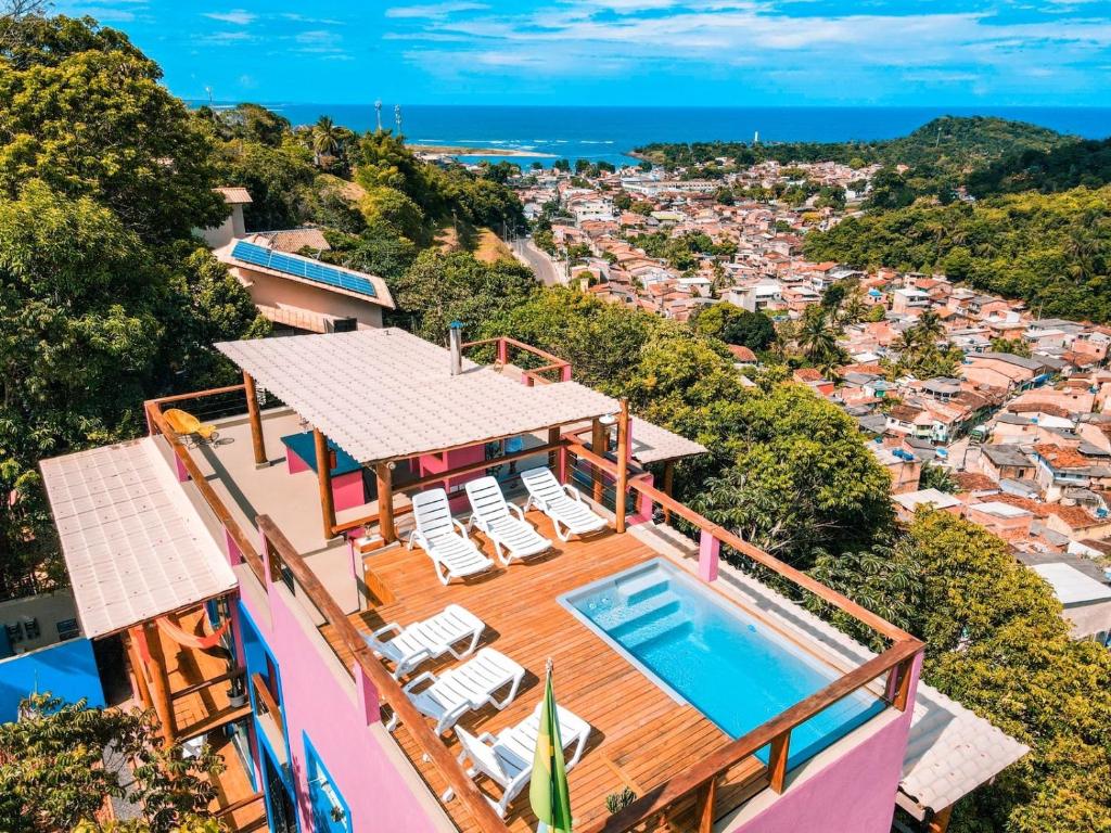 伊塔卡雷Vila Real Apartamentos的享有带游泳池的房屋的空中景致