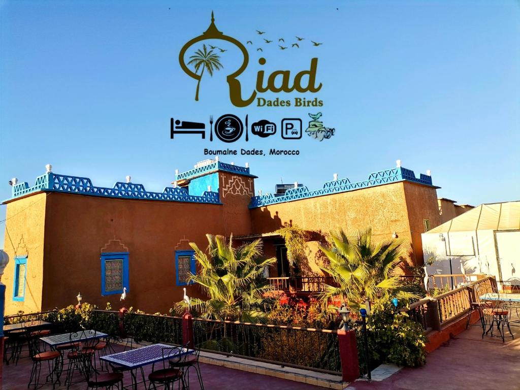 布马伦Riad Dades Birds的大楼前设有桌椅的餐厅