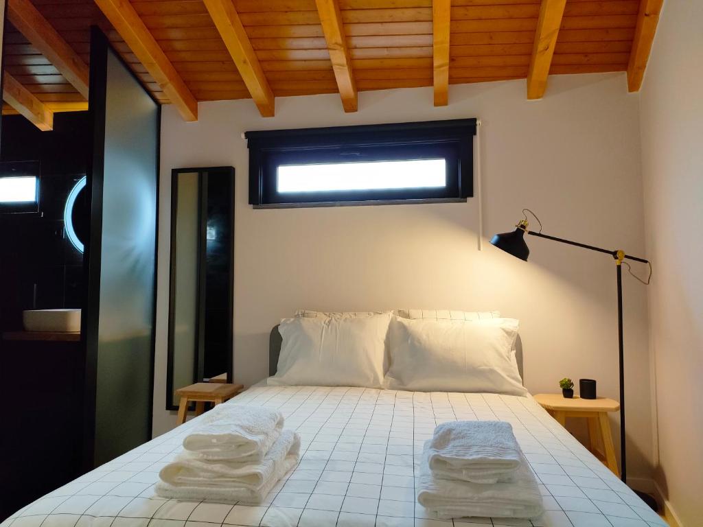 Alvoco das VárzeasCasa d´ Avó Glória的一间卧室配有一张床,上面有两条毛巾