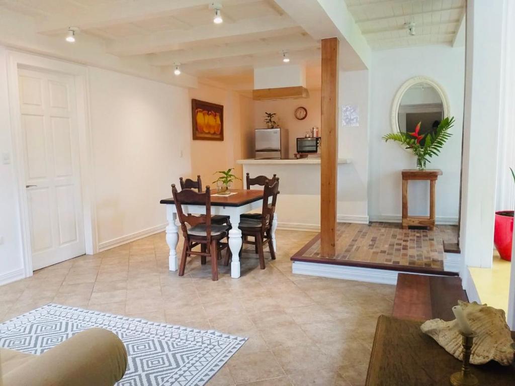 别霍港Casa Modi的一间带桌椅的客厅和一间厨房