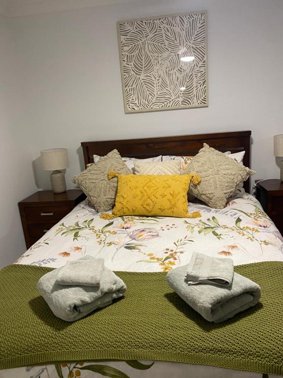海伊Morros Place的一间卧室配有一张床,上面有两条毛巾
