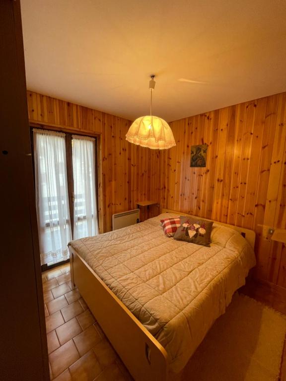 阿帕里卡Casa Cedrone的卧室配有一张床铺,位于带木墙的房间内