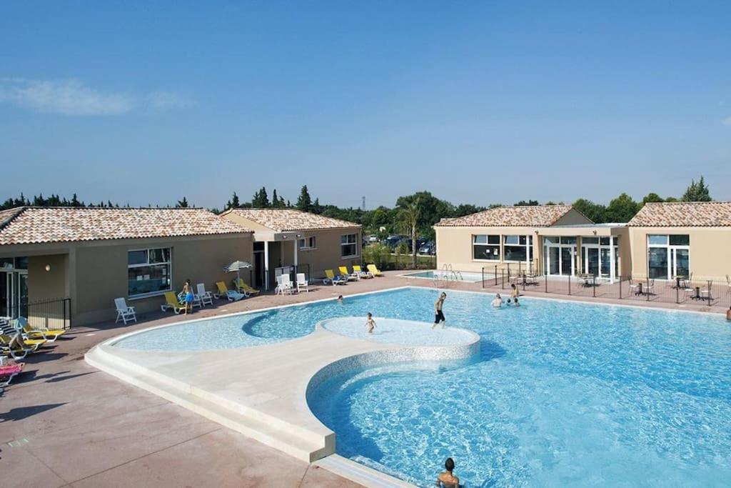 奥比尼昂maison village vacances demeures du Ventoux的和度假村内的人一起使用的游泳池