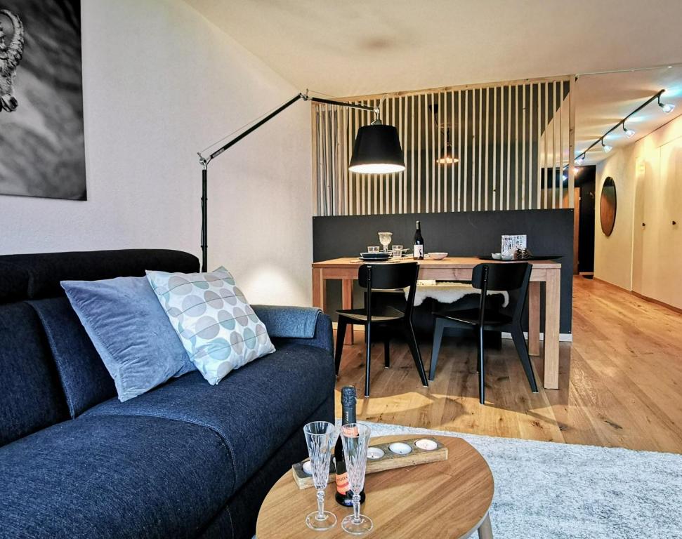 圣莫里茨Sankt Moritz Spirit Piz Bernina 5的客厅配有蓝色的沙发和桌子
