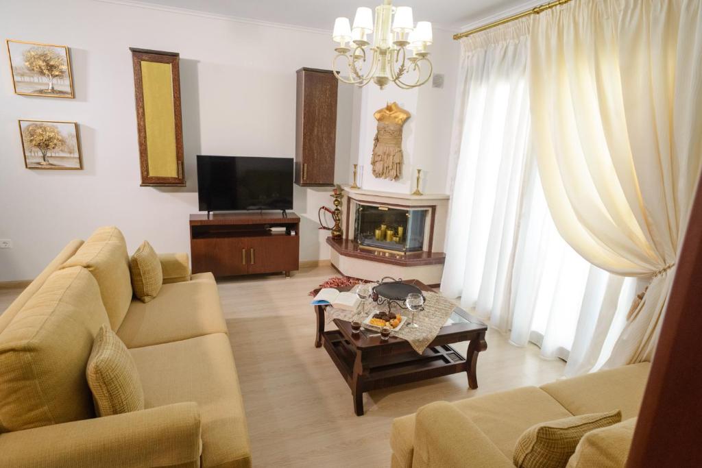 韦里亚Luxury Dafnis House的带沙发和电视的客厅
