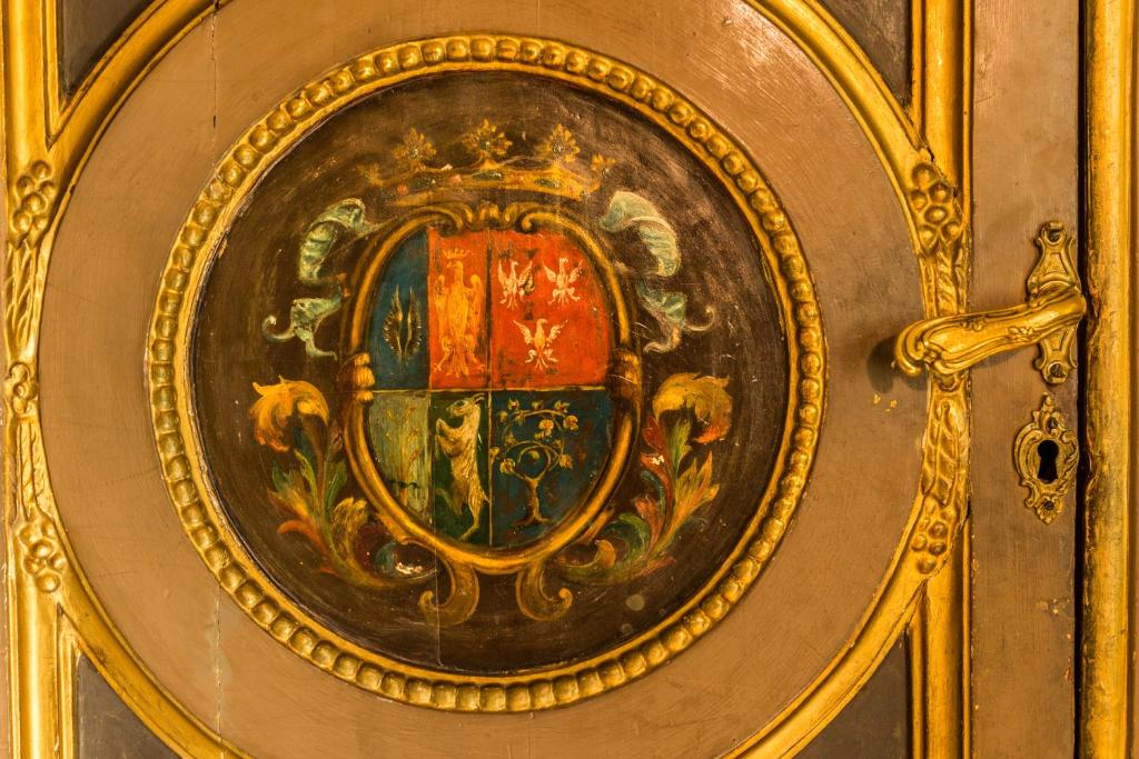 罗马玛蒂娜别墅的金门上装有镜子