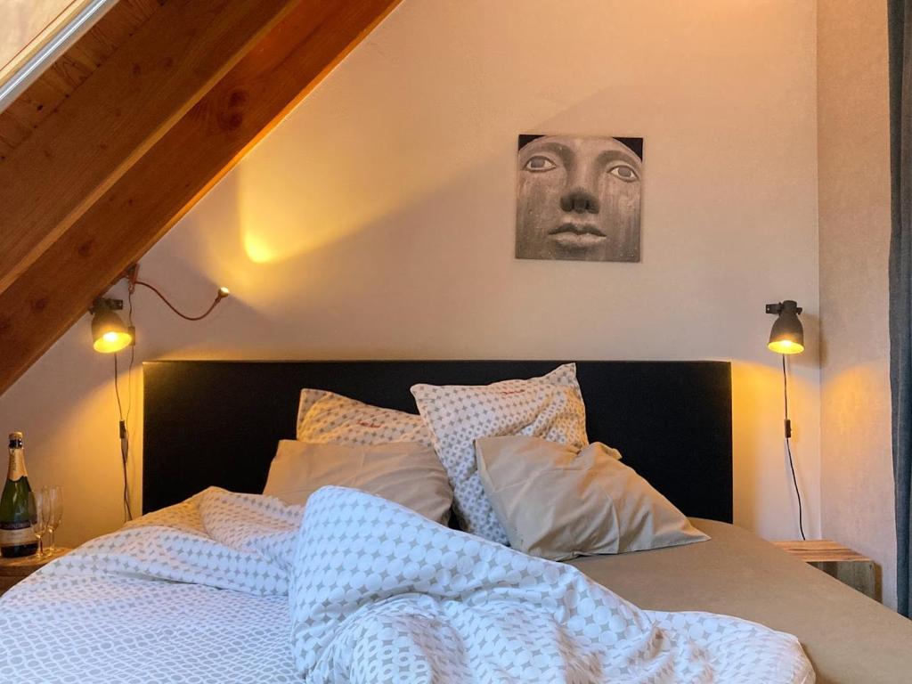 HeersGastenverblijf Chambre dAmis的卧室配有一张面朝墙壁的床