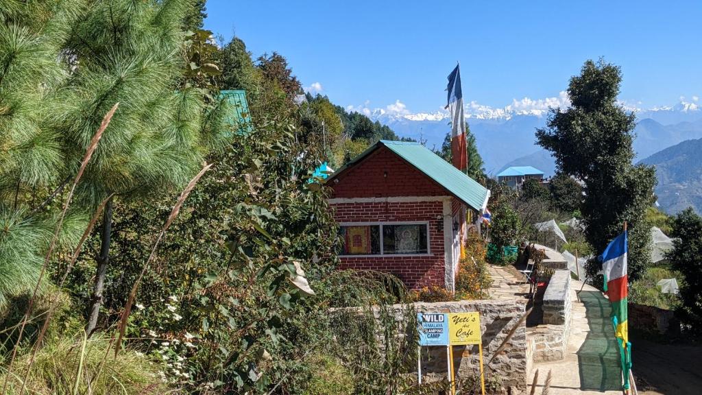 纳尔卡恩达Wild Himalaya Glamping Camp的山边的小建筑