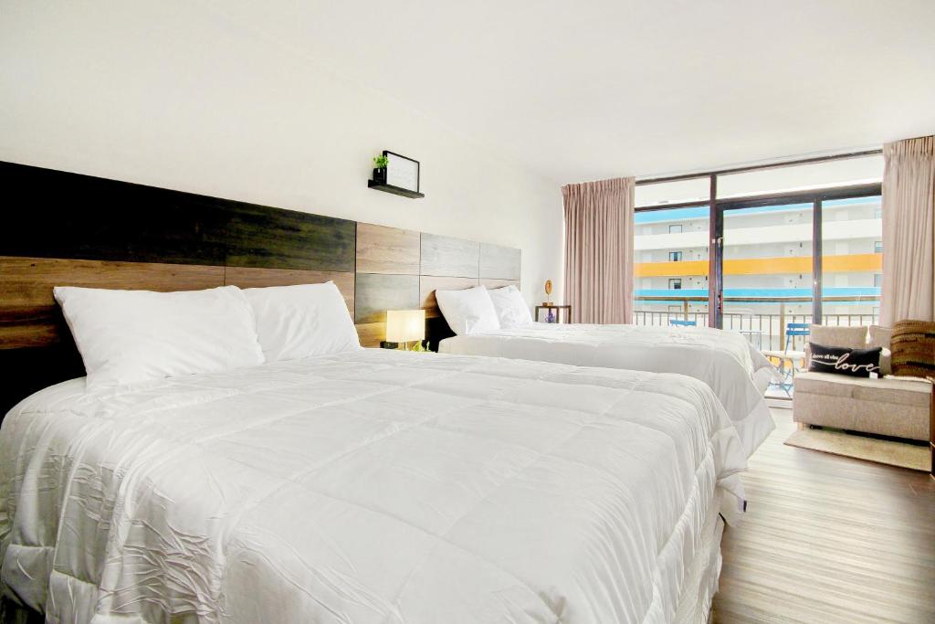 默特尔比奇Landmark Resort 1208的酒店客房设有两张床和大窗户。
