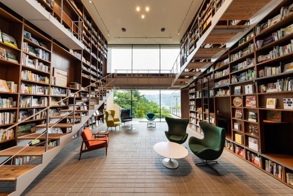 箱根Hakone Honbako 箱根本箱的图书馆配有椅子和书架