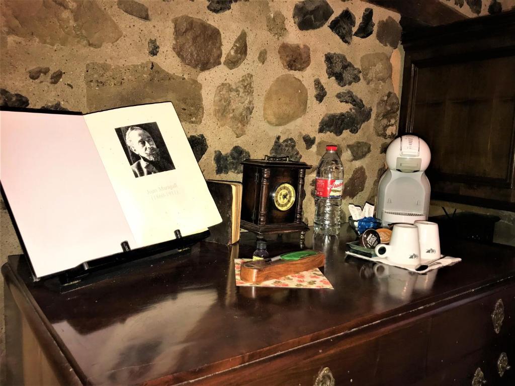 圣保La Casa dels Poetes的一张桌子上挂着一张男人的照片