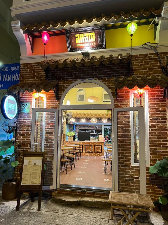 胡志明市Anam Homestay的进入带桌椅的餐厅