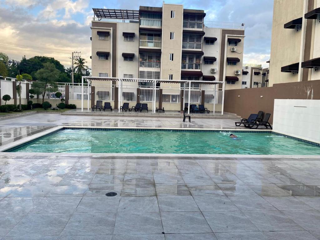 圣多明各Apartamento Esme的大楼前的游泳池