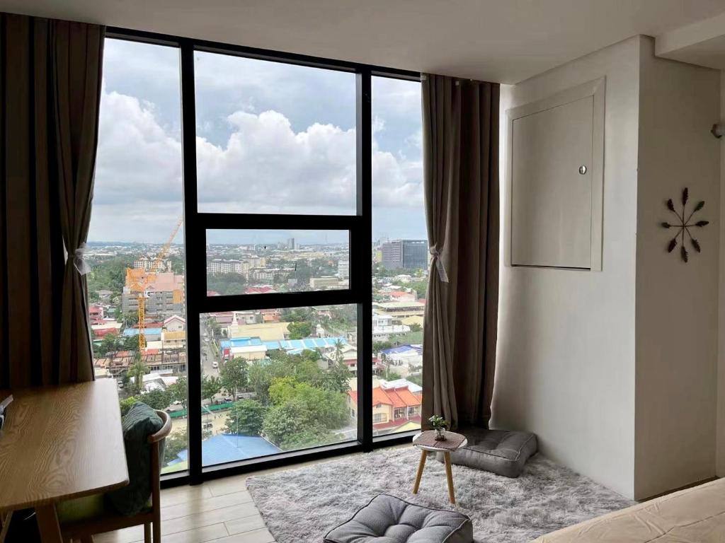 宿务Condo in Cebu City Meridian with Netflix and WIFI, near Ayala and IT Park U03的客房设有享有美景的大窗户。