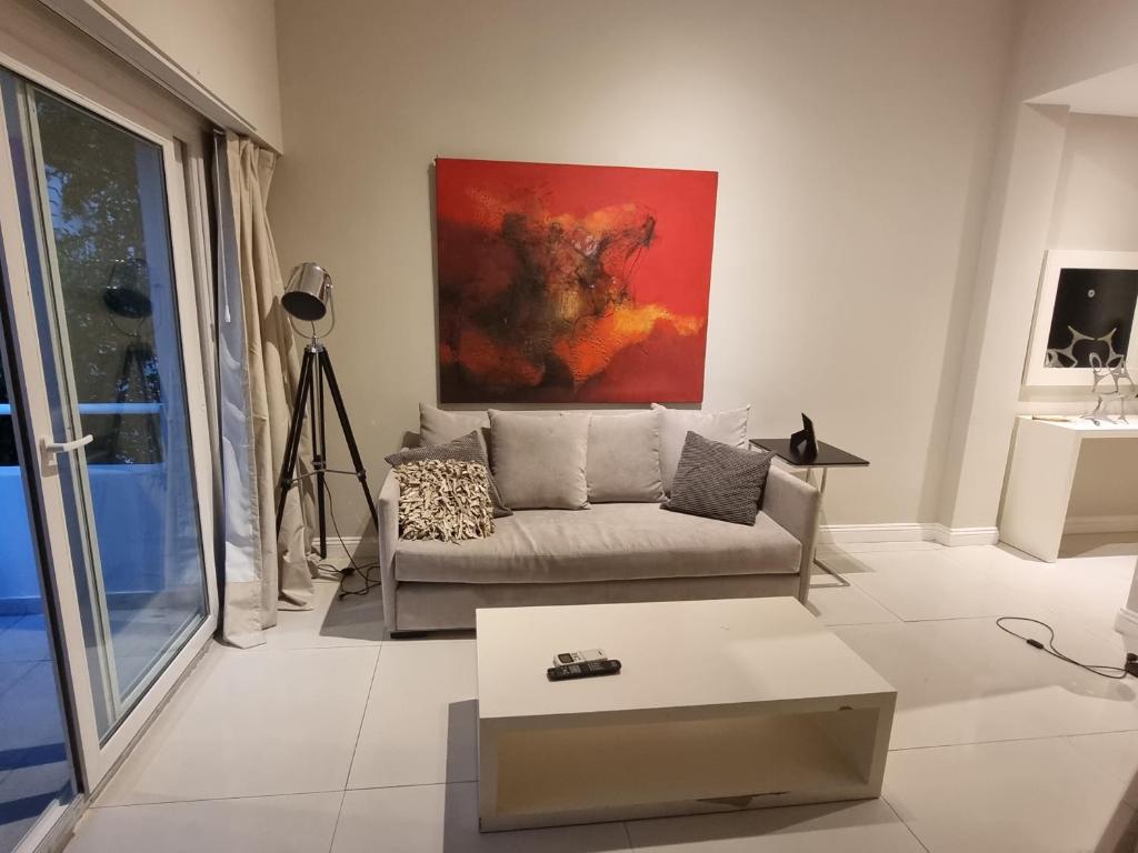 布宜诺斯艾利斯Recoleta Classic的客厅配有沙发和墙上的绘画